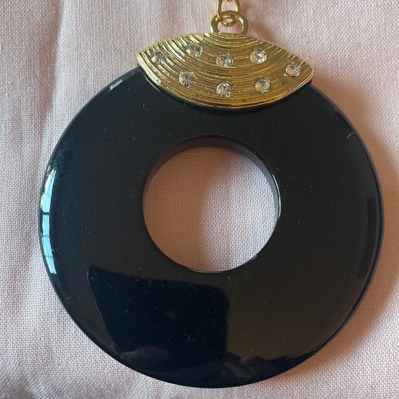 Goldtone Necklace, with Black Circle Design Beautiful 💜❣️❤️ - Picture 6 of 6